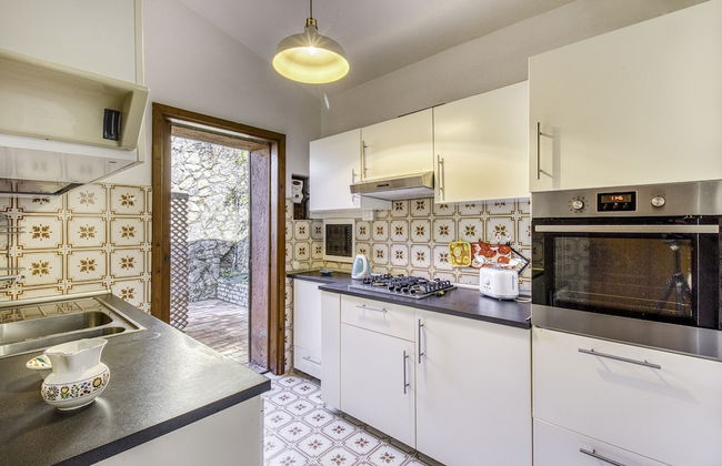 Bright Home With Wonderful Sea View - Photo 9