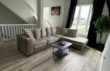 The Canvas Modern 4BR Retreat Rooftop - Photo 3