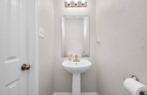 Tranquil 4-BR Oasis With Pool & Backyard Bliss! - Foto 26