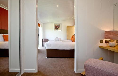 Cheddar Pink, Strawberryfield Park, Cheddar - Photo 28