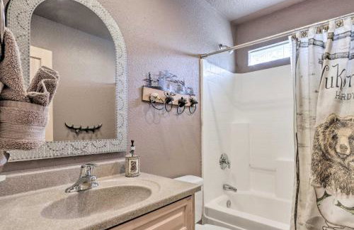 Fire Pit and Game Room Heber-Overgaard Cabin! - Foto 16