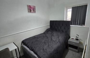 Modern 3 Bed Home Central Location free WiFi Netflix and street parking - Foto 15