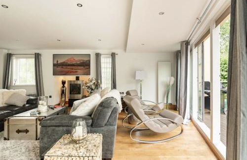 Modern contemporary home in beautiful setting - Foto 29