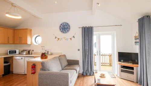 Beside the Sea - Photo 3