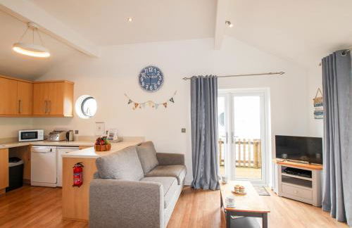 Beside the Sea - Photo 3