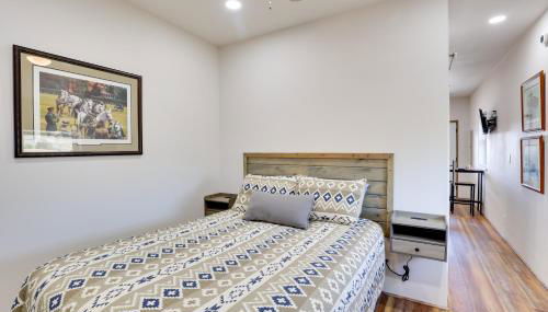 Trail Access and Scenic Views! Rural Hot Springs Gem - Foto 2