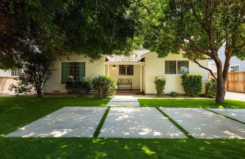 1970s Style Cozy Home with Fireplace Yard and Hot Tub - Foto 6