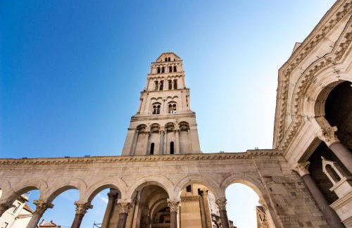 Spacious Apartment Center - Photo 20