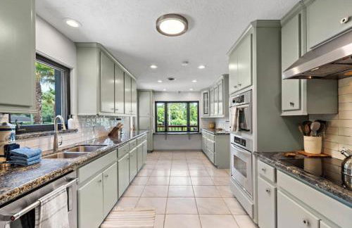 Waterfront oasis with private pool, game room, fire pit and volleyball court - Foto 24