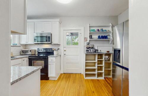 Spacious duplex with private balcony, washer & dryer, and WiFI - Foto 6