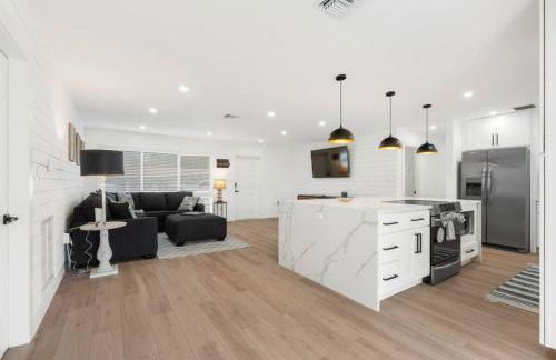 Delilas Chic 3 Bedroom 2 bath Abode with Heated Pool - Foto 7