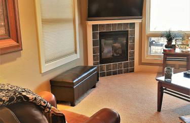 Riverfront condo with balcony, king bed STR#267 - Photo 7