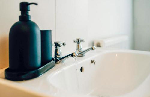 Modern Spacious Home - Parking - Sleeps 6 - minutes from the A1 & the Races - Foto 15