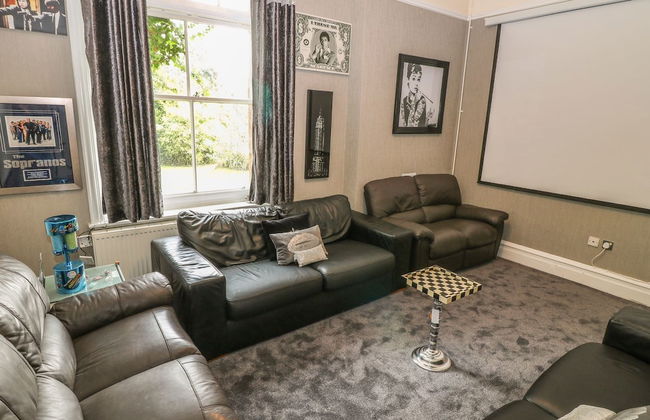 Peak Manor - Photo 9