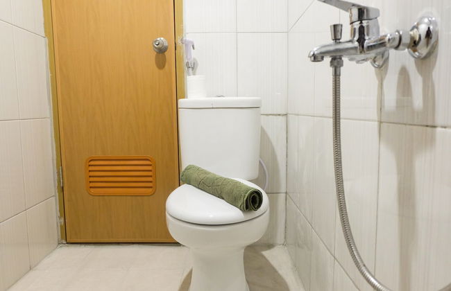 Azalea Suites Cikarang Studio Apartment with Bathtub - Photo 14