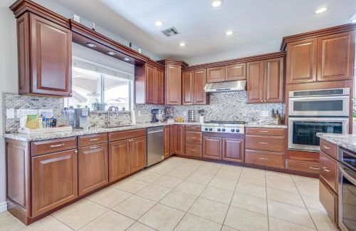 Large Las Vegas Home with Pool, Hot Tub and Game Room - Foto 8