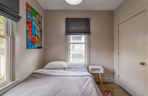 3 Bedroom Greek Revival Cottage Walk to Big House - Foto 25