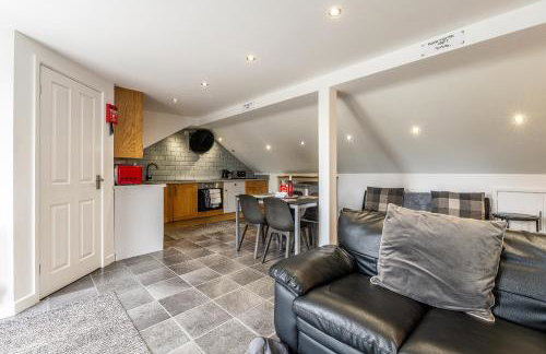 UPSIDE DOWN HOUSE - Sleeps up to 6 Guests - Great for Family and Friends Gatherings,Corporate events ,Near Sherwood Forest at Fairview Farm in Nottingham set in 88 acres - Foto 4