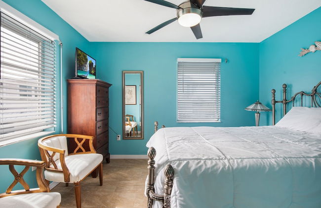 232 South Harbor Upstairs 3 Bedroom Apts by RedAwning - Photo 4