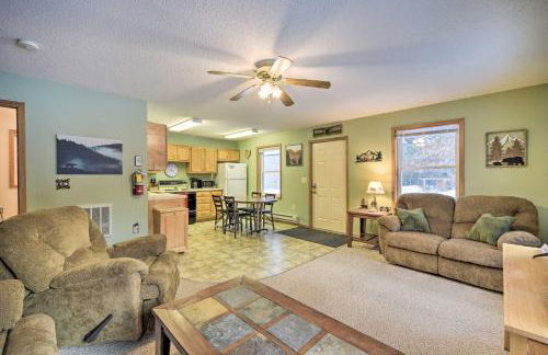 Wooded Danbury Cabin with Grill and Fire Pit! - Foto 3