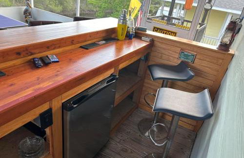 Bay Breeze Bliss-Hot Tub, Bar and Canal 5mi to Beach - Foto 10