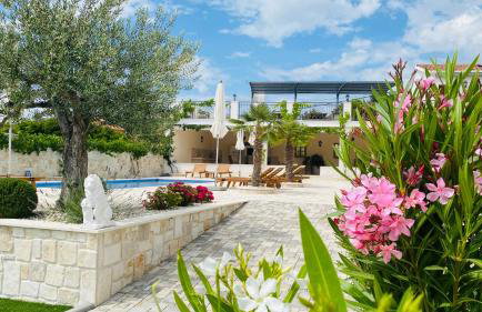 Villa Ludilo mit 4 Apartments in Poljica - Marina bei Trogir Split - Photo 4