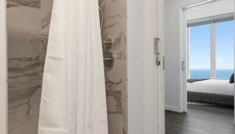 Lux Apts with Lake Views and Top Amenities - Foto 2, towels, Shower