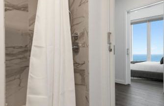 Lux Apts with Lake Views and Top Amenities - Foto 2