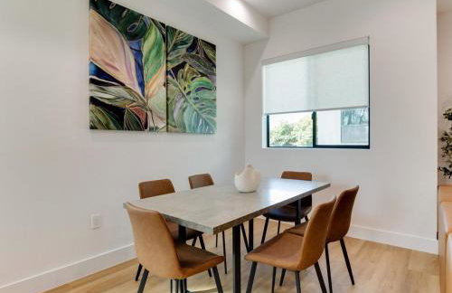 Modern Luxe Retreat Four-Bedroom - Photo 8