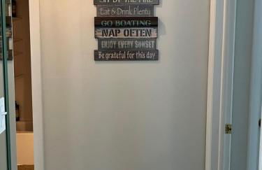 Newly Updated Modern, Spacious, and Cozy Condo- Right on the Lake! - Foto 31