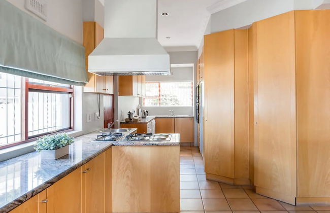 3 Bedroom Hilltop Home With Spectacular Views - Foto 14