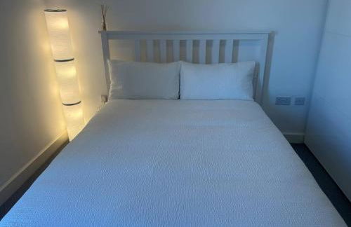 Central 1-Bed Apt for 4 Close To Transport Shops - Foto 16