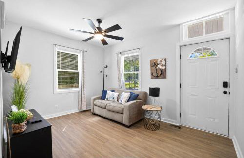 Private Downtown Bungalow Near Riverwalk & Beaches - Photo 13