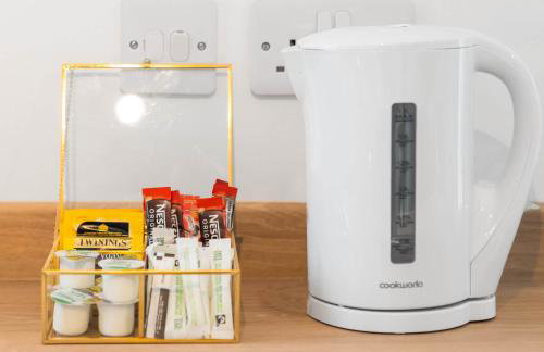 2 Bed Apartment - Sleeps 3 - Parking - Cradley Heath 54C - Foto 16