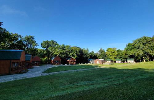 Comfortable Camping Cabins with View of the Cedar River for a Family Weekend Getaway - Foto 6