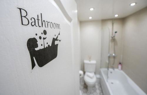 Cozy Waterfront Apartment - Free Parking & Wi-Fi - Photo 22