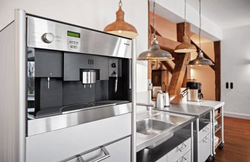 GUT KLETKAMP "Penthouse im Schloss" - Premium-Ferienwohnung mit 5 Schlafzimmern auf 400qm I Kamin I 2 Wohnzimmer I Garten & Terrasse I Wald- und Seeblick I Profi-Küche I 15 Min zur Ostsee I Parkplätze I WLAN - Foto 7