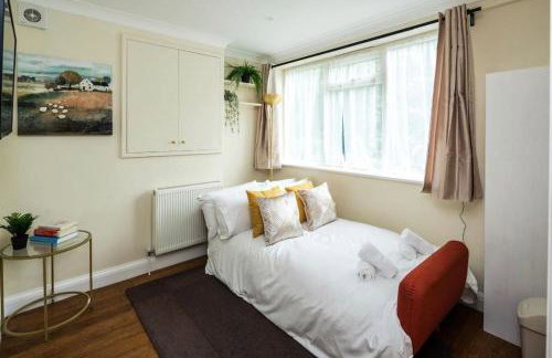 Where Style & Convenience Combine- Photo ID Required - Foto 14