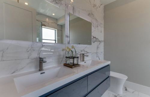 Luxury Modern 4 Bedroom 4 Bathroom Home with Rooftop Deck #4 - Foto 11