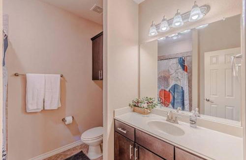 The Castle! by the Lake with Pool & Balcony West Plano - Foto 31