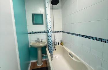 Cosy Apartment with Private Access and Kitchenette in Guildford - Photo 7