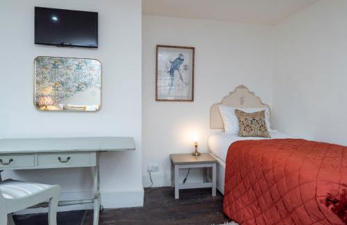 Heron Stays Bath- Historic Pub Retreat, Original Beams, Parking, Sleeps 9, 3 Miles to Bath Central - Photo 17