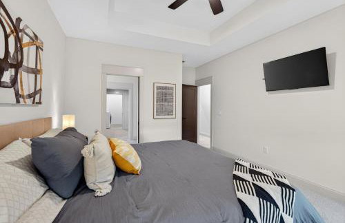 Plush & Roomy - Perfect for All Ages near KU & KC - Photo 21