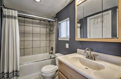 Lakeside Home with Boat Dock in Sunrise Beach - Foto 16