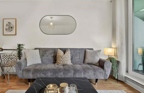 Riverside Apartments with Balcony, 1 Min Walk to Vauxhall Station - Foto 17