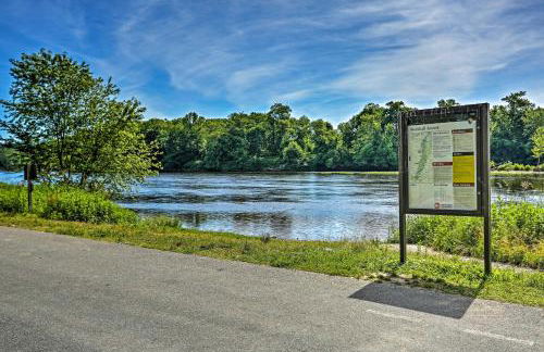 Deck and Gas Grill Modern East Stroudsburg Home! - Foto 31