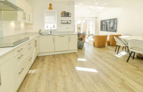 Spacious 5 Bed Home with a Cinema Room, Open Plan Living - Foto 4