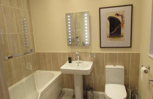 Apartment 1 Exquisite two king bedroom with en suites - close to the town centre, rail, airport and theatre - Photo 15