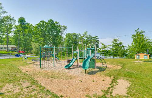 12 Mi to Skiing Manistee Lake Cottage with Fire Pit - Foto 26