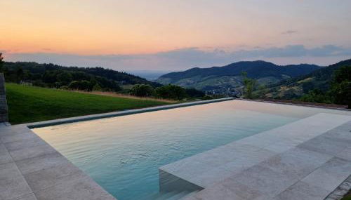 Haus am Berg mit Wellnessbereich, Bar und Panorama - Foto 2